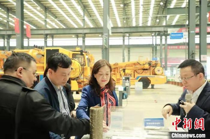 陳曉紅院士(左三)帶領團隊在中國鐵建重工集團調研。　湖南工商大學供圖