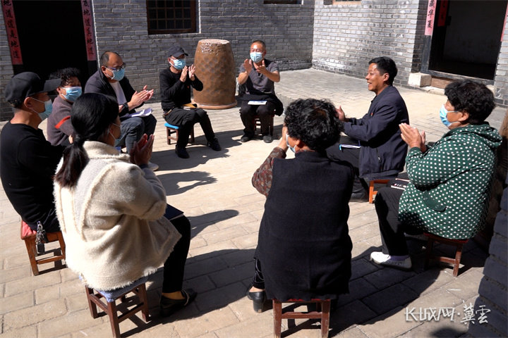 邯鄲市峰峰礦區山底村黨員干部群眾學習黨的二十大報告。長城網·冀云客戶端 記者 孟維侖 攝