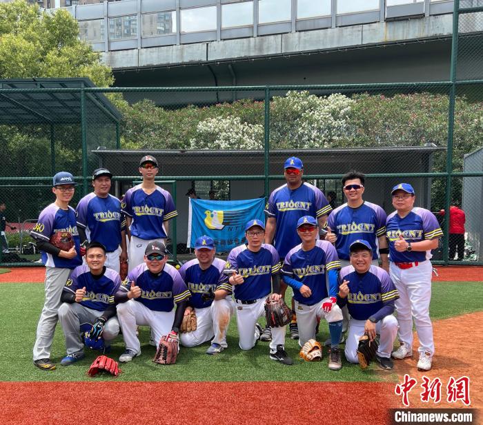 海曙臺協海王慢速壘球隊合影。　徐鑫 攝
